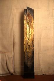 Valérie de LAUBRIERE - Stèle200x32x28cm vernis, pigment, cuivre, cendre, or sur planche brûlée 2010