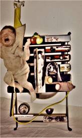 Sylvain ZABETH - 2)1995- Baby-boom, Tabouret bois& métal, collage photo, papier et carton avec accumulation d’objets divers, peinture acrylique 83x53cm.jpg